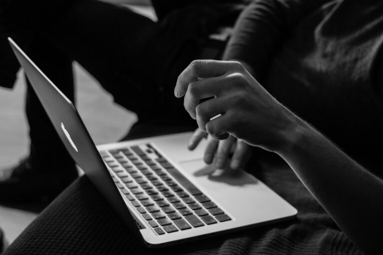 10 Sprawdzonych Sposobów na Zarobek w Internecie 1 Photo laptop, money