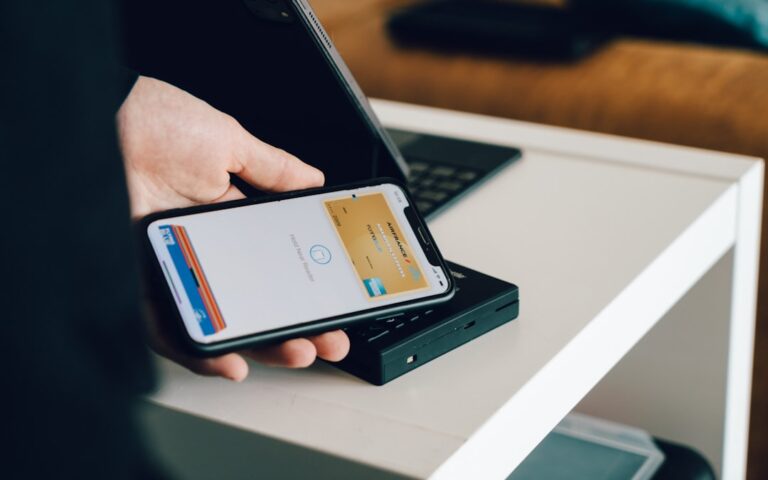 Płatności mobilne - najnowsze trendy 1 Photo Smartphone payment